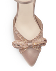 Vista de material shantung en zapatilla con punta fina, moño de pedrería y tacón de 7cm color maquillaje 