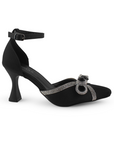 Vista lateral de zapatilla negra para mujer con pulsera ajustable, talón cerrado, moño en punta fina y tacón de 8cm