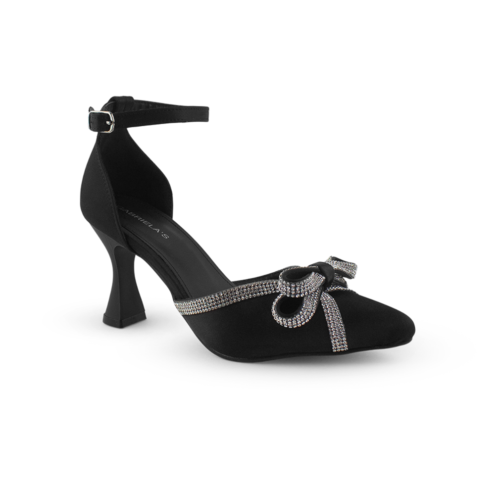 Vista diagonal de zapatilla negra para mujer con punta fina, moño de pedrería y tacón medio de 8cm