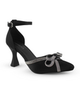 Vista diagonal de zapatilla negra para mujer con punta fina, moño de pedrería y tacón medio de 8cm