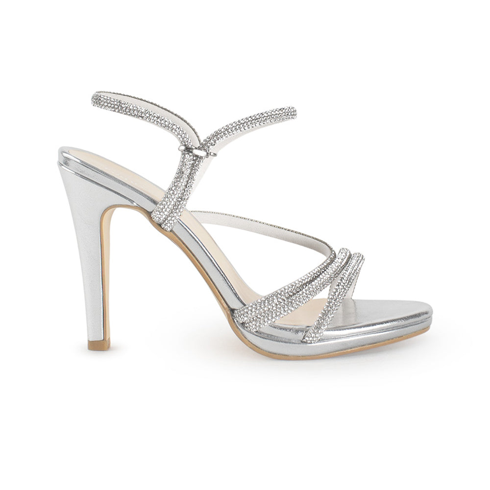 Vista lateral de zapatilla plata  para mujer con pedrería brillante y tacón medio de 10cm