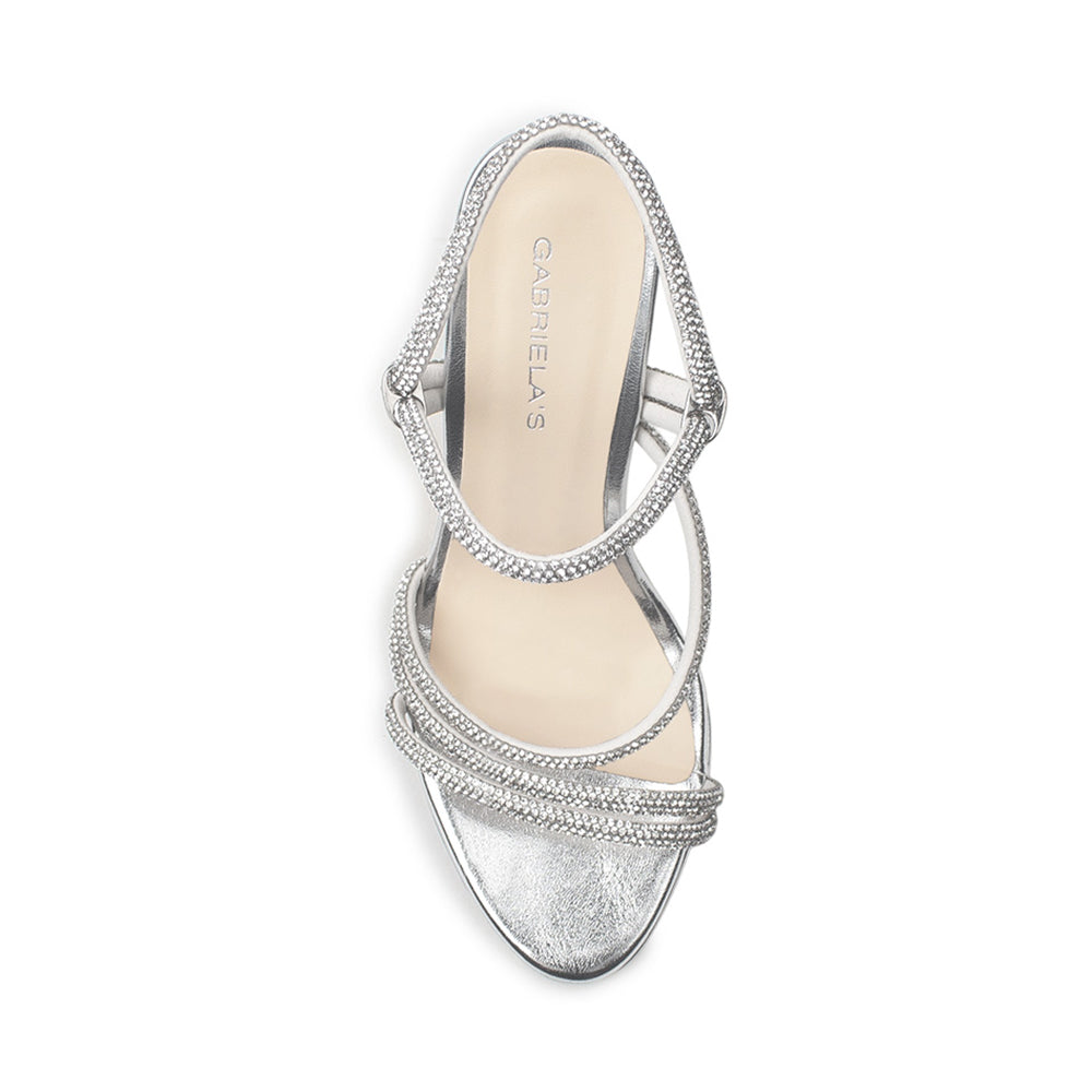 Vista superior de zapatilla para mujer con tiras de pedrería brillante en color plata
