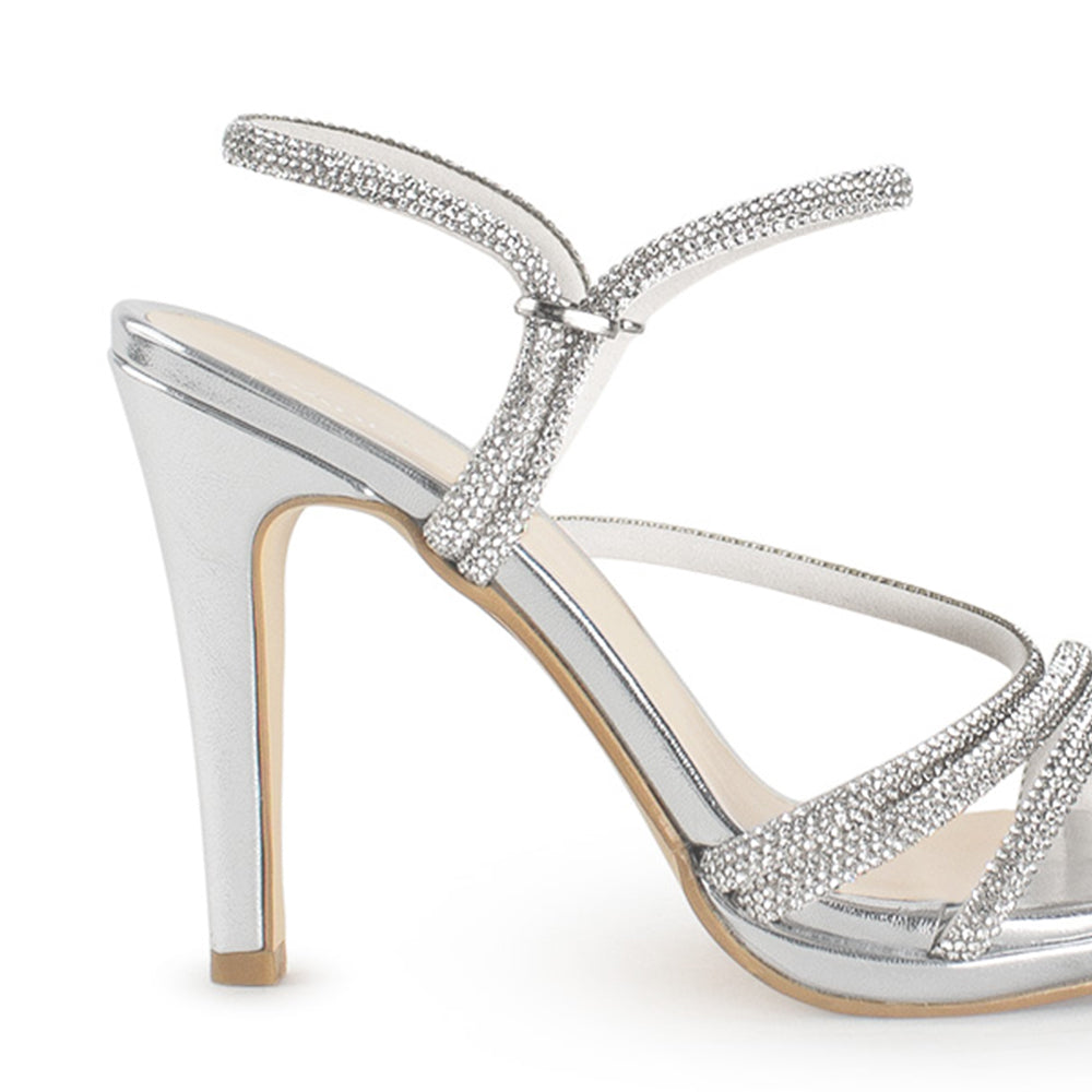 Vista trasera de tacón medio de 10cm en zapatilla con pedreria brillante para mujer en color plata