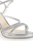 Vista a detalle de zapatilla plata para mujer con tiras de pedrería y tacón medio de 10cm