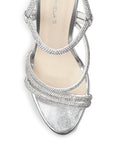 Vista de material sintético en zapatilla plata para mujer con pedreria y tacón de 10cm