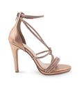 Vista lateral de zapatilla oro rosado para mujer con pedrería brillante y tacón delgado de 10cm