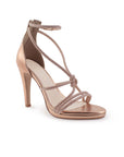 Vista diagonal de zapatilla oro rosado con tiras de pedrería y correa tacón de 10cm 
