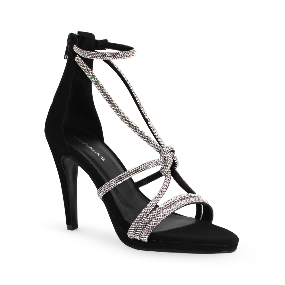 Vista diagonal de zapatilla negra con tiras de pedrería y correa tacón de 10cm 