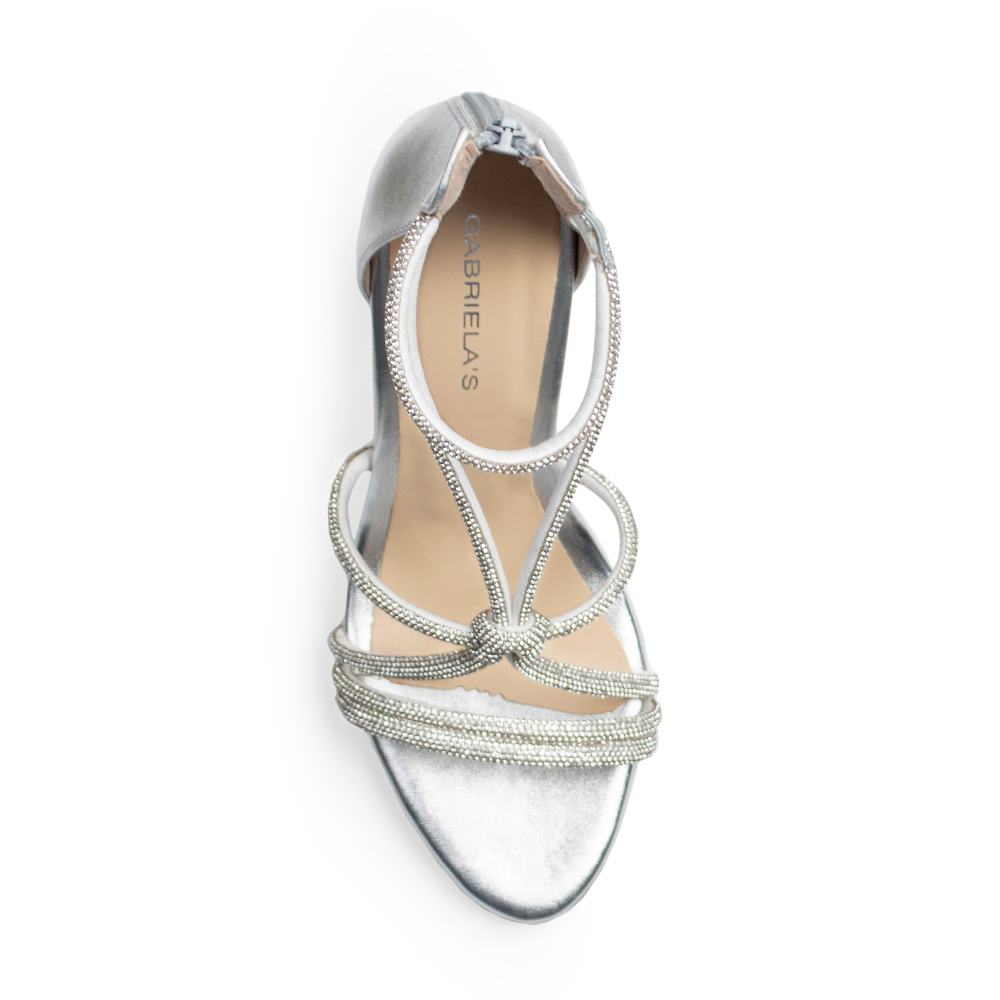 Vista superior de zapatilla plata para mujer con pedrería brillante en tiras cruzadas 
