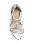 Vista superior de zapatilla plata para mujer con pedrería brillante en tiras cruzadas 