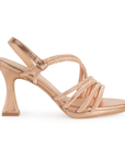 Vista lateral de zapatilla oro rosado para mujer con tiras de pedrería y tacón medio de 8cm