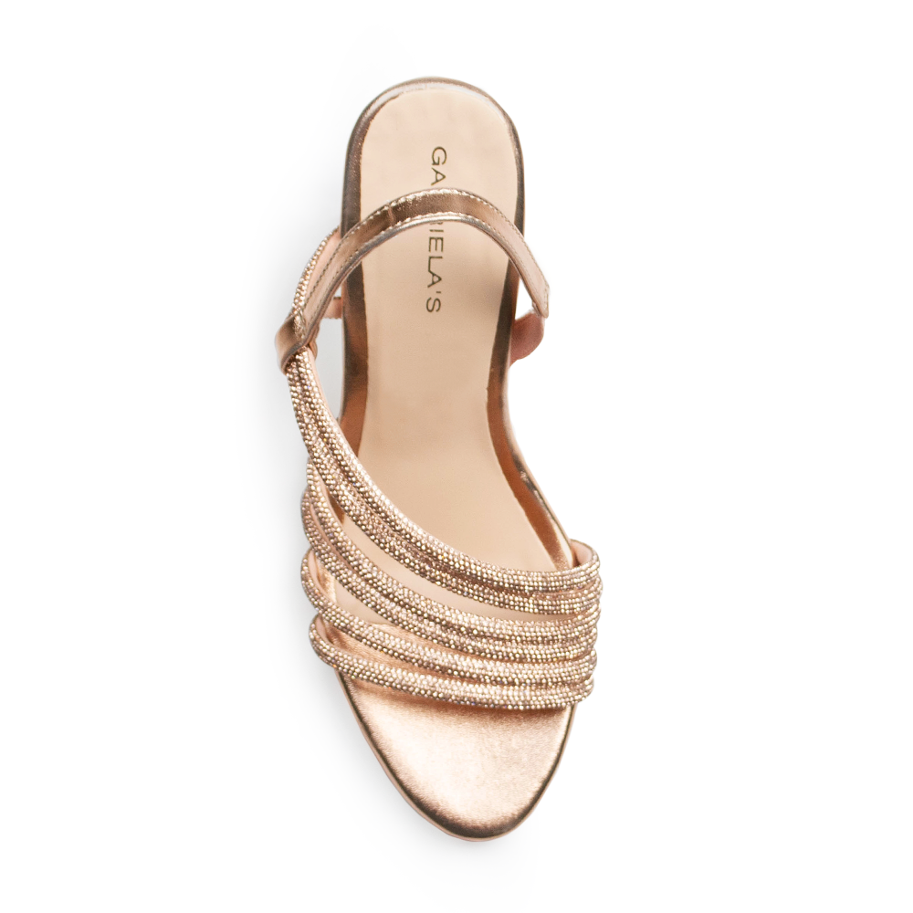 Vista superior de zapatilla oro rosado para mujer con correa trasera y tiras de pedrería