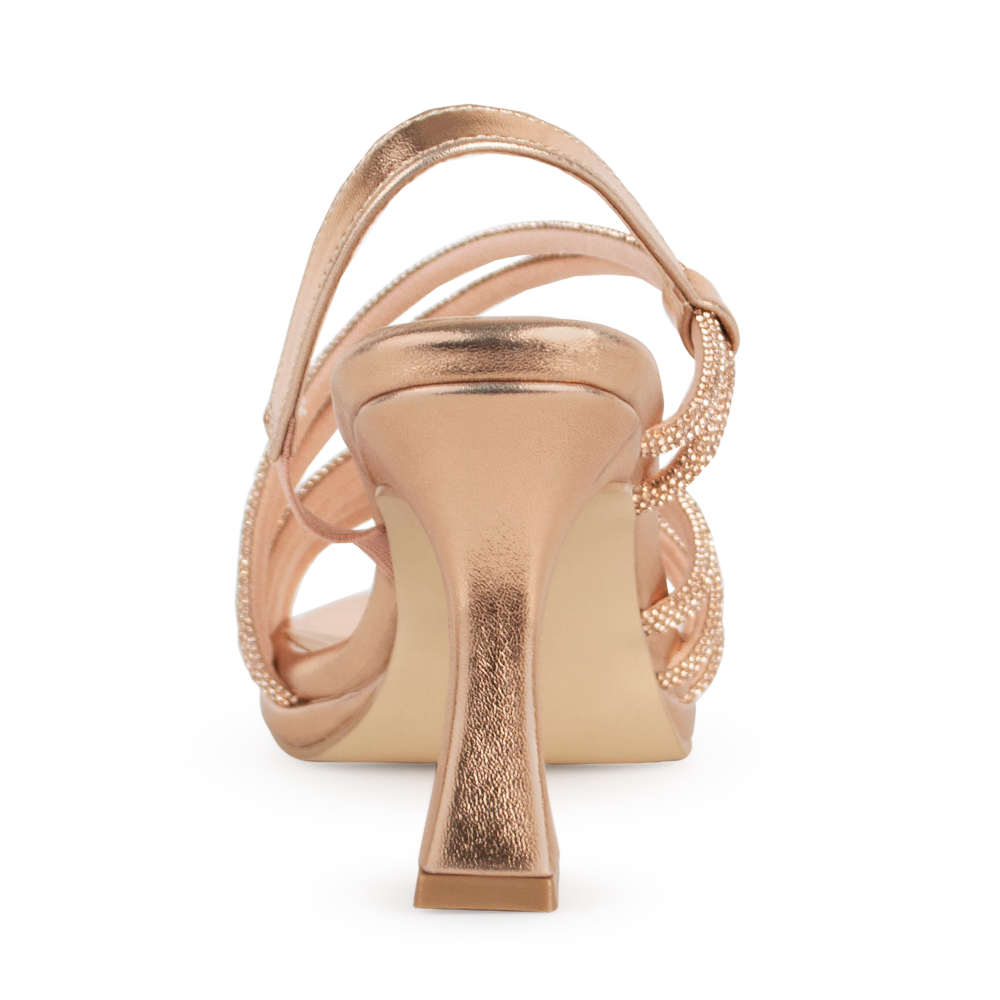 Vista trasera de tacón medio de 8cm en zapatilla oro rosado para mujer con tiras cruzadas de pedrería y correa 