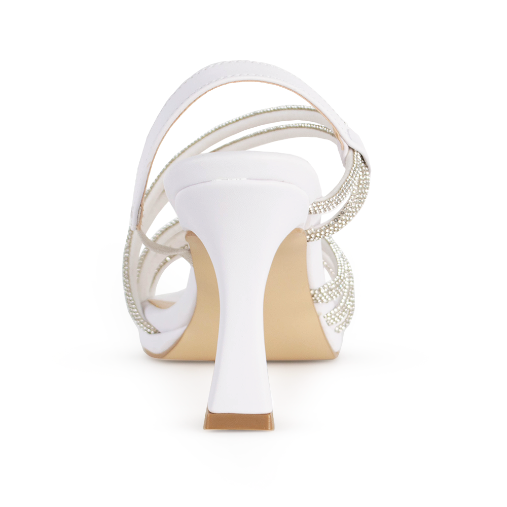 Vista trasera de tacón medio de 8cm en zapatilla blanca para mujer con tiras cruzadas de pedrería y correa 