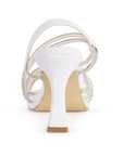 Vista trasera de tacón medio de 8cm en zapatilla blanca para mujer con tiras cruzadas de pedrería y correa 