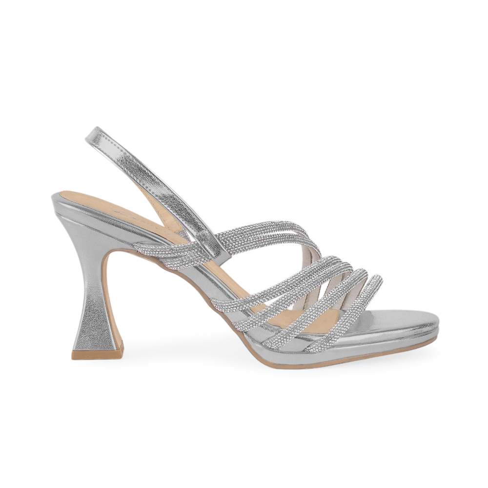 Vista lateral de zapatilla plata para mujer con tiras de pedrería y tacón medio de 8cm