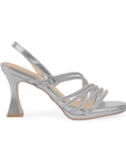 Vista lateral de zapatilla plata para mujer con tiras de pedrería y tacón medio de 8cm