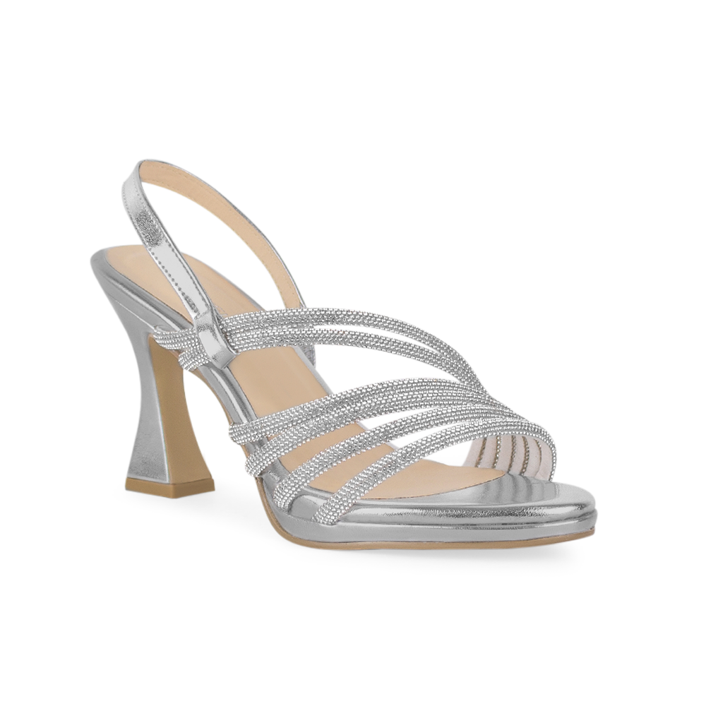 Vista diagonal de zapatilla plata para mujer con tacón medio de 8cm y tiras cruzadas brillantes