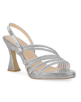 Vista diagonal de zapatilla plata para mujer con tacón medio de 8cm y tiras cruzadas brillantes