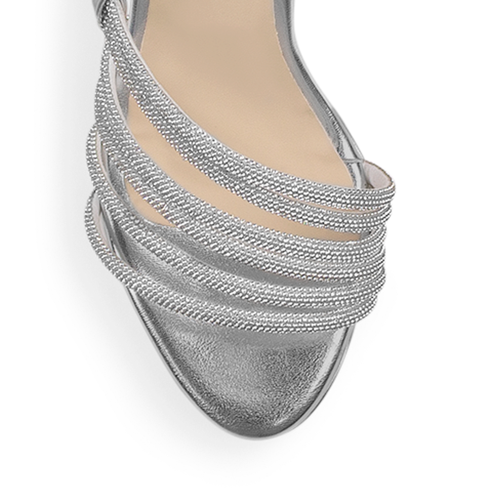 Vista de material sintético en zapatilla para mujer con tiras cruzadas diseño descubierto y tacón medio de 8cm en color plata