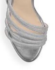 Vista de material sintético en zapatilla para mujer con tiras cruzadas diseño descubierto y tacón medio de 8cm en color plata