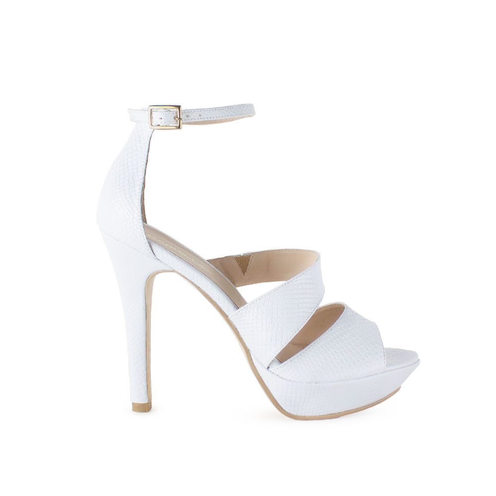 Vista lateral de zapatilla blanca para mujer con tacón delgado de 13cm y pulsera ajustable al tobillo 