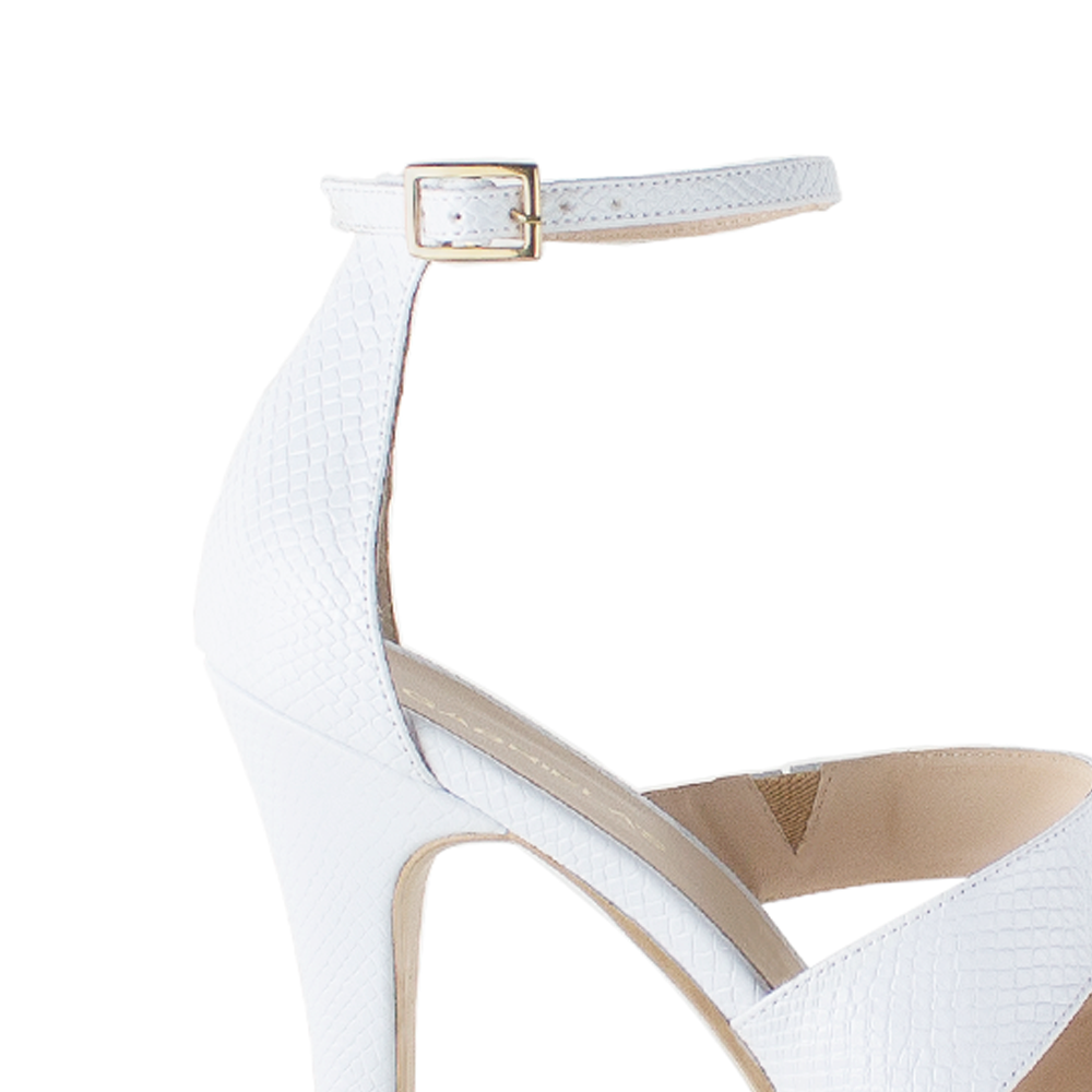 Vista trasera de tacón alto delgado de 13cm en zapatilla blanca para mujer con pulsera ajustable al tobillo