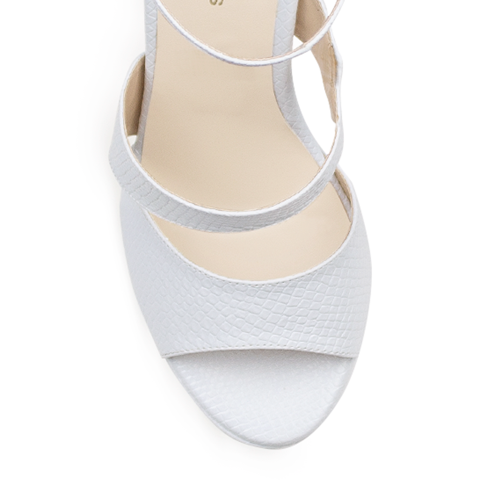 Vista de material charol en zapatilla para mujer con pulsera al tobillo ajustable y tacón alto delgado de 13cm en color blanco