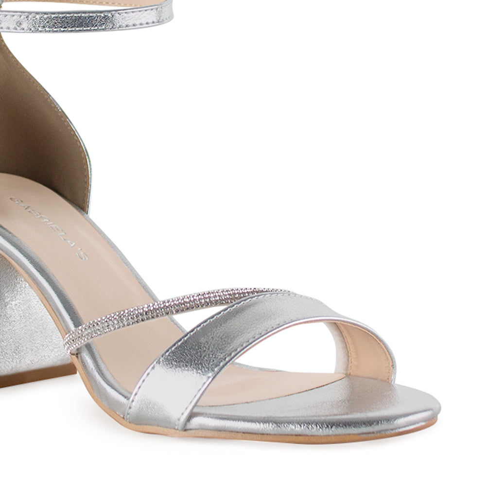 detalle del material sintético en zapatillas plata de tacón medio 7cm con detalles brillantes y pulsera al tobillo para dama