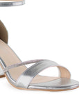 detalle del material sintético en zapatillas plata de tacón medio 7cm con detalles brillantes y pulsera al tobillo para dama