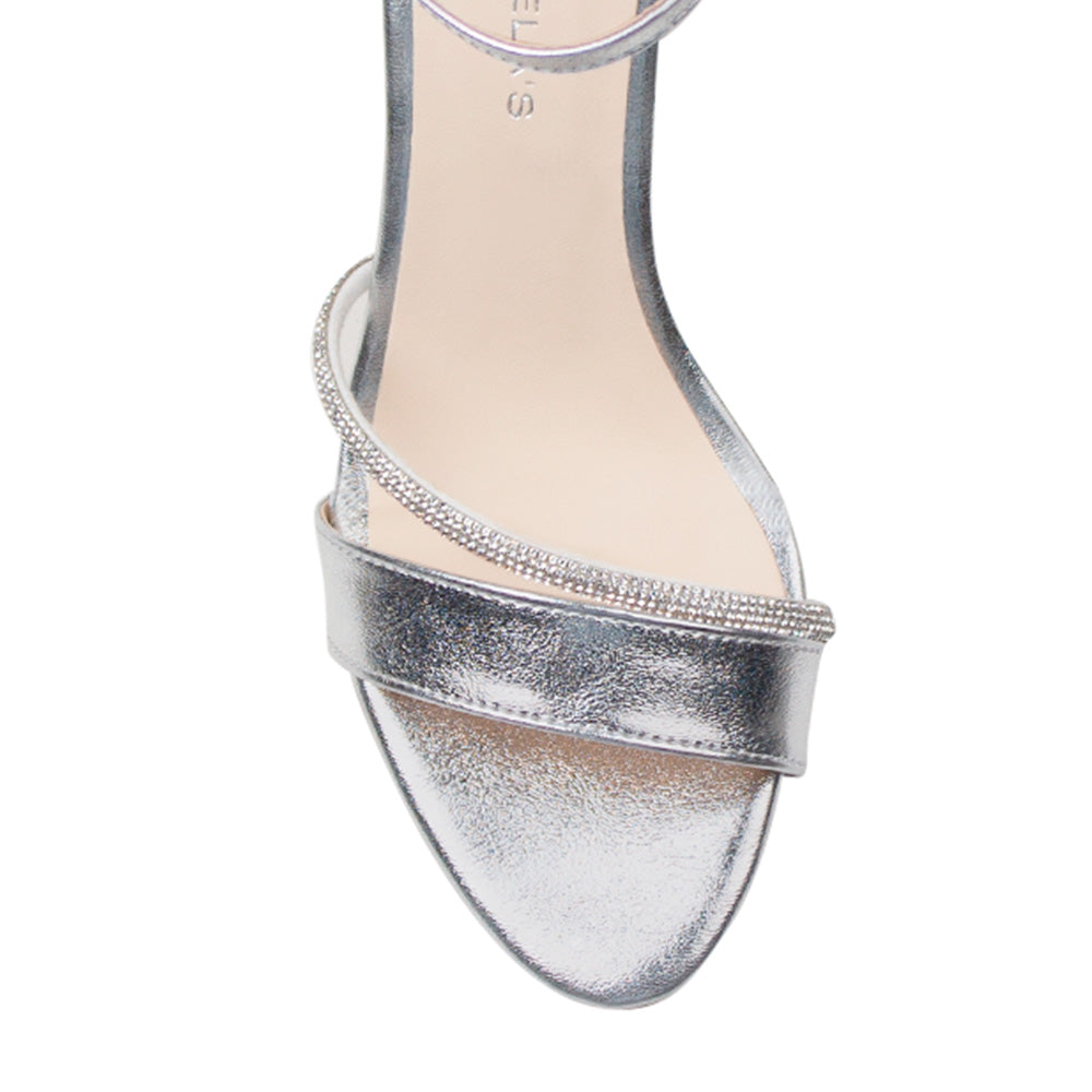 vista del detalle brillante y pulsera al tobillo en las zapatillas plata para dama 