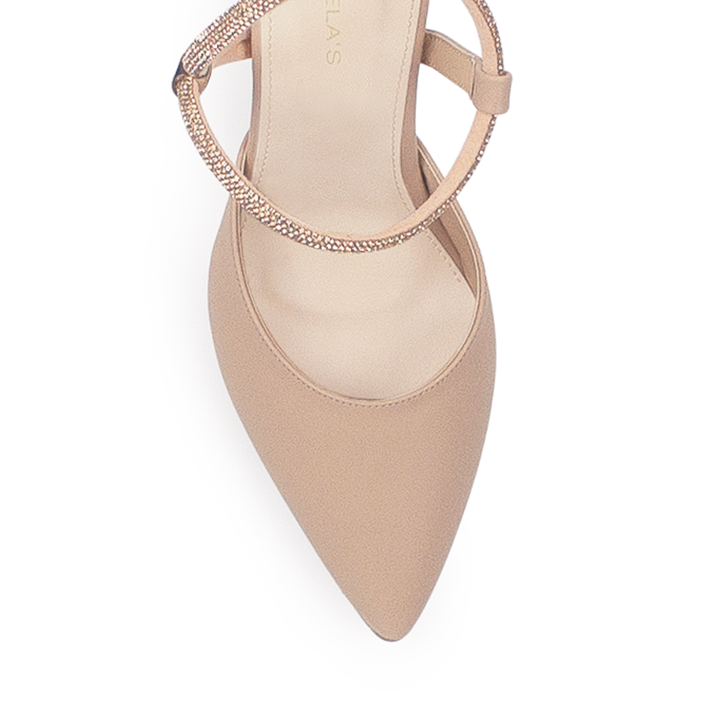 vista del detalle en punta fina de las zapatillas maquillaje para dama con tacón alto 11 cm 
