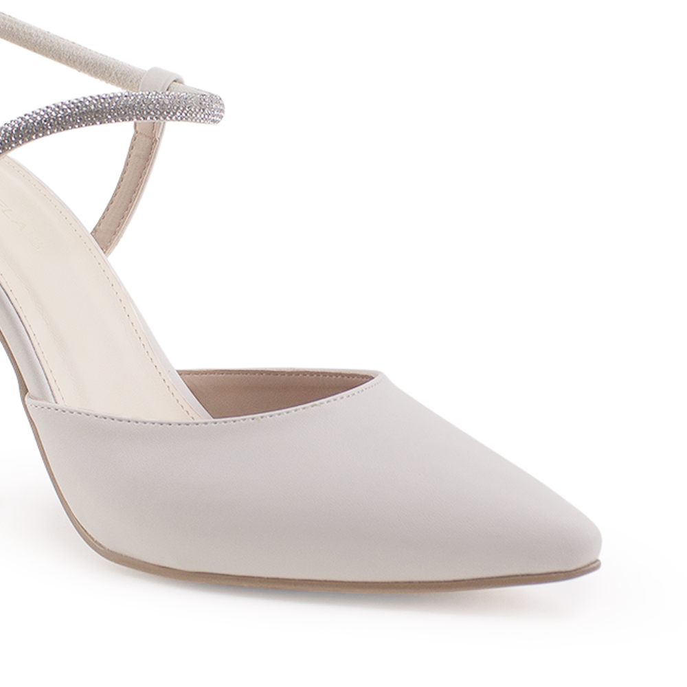 detalle del material cabra sintético en zapatillas beige para dama con punta fina destalonadas y tacón alto 11 cm 