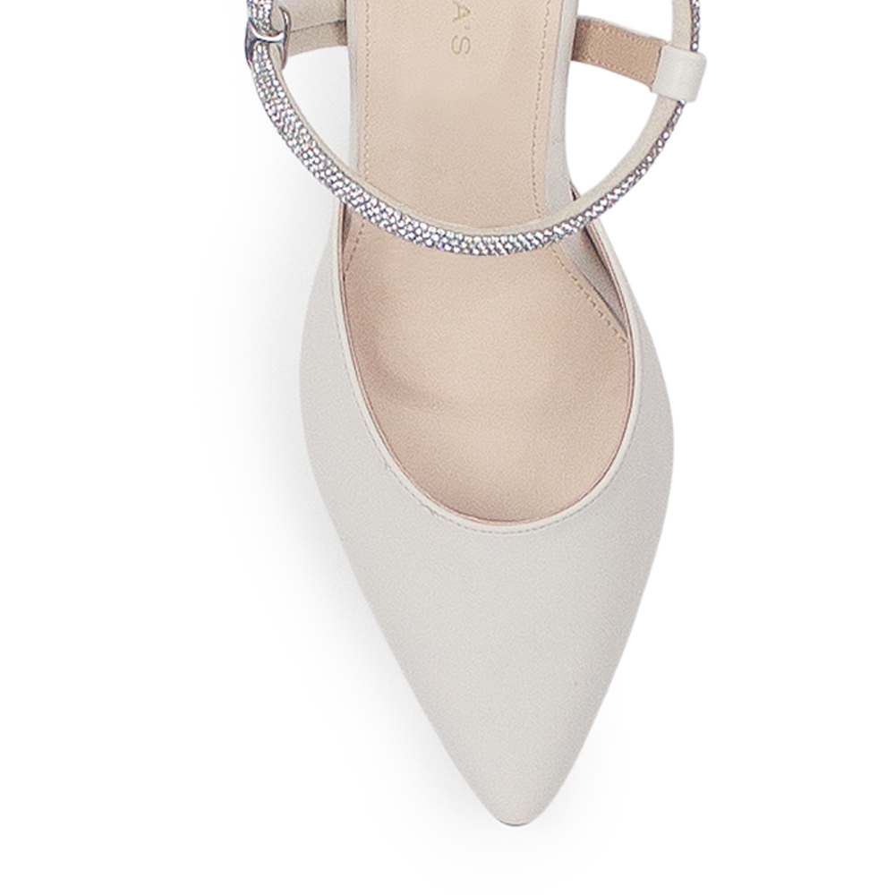 vista del detalle en punta fina de las zapatillas beige para dama con tacón alto 11 cm 