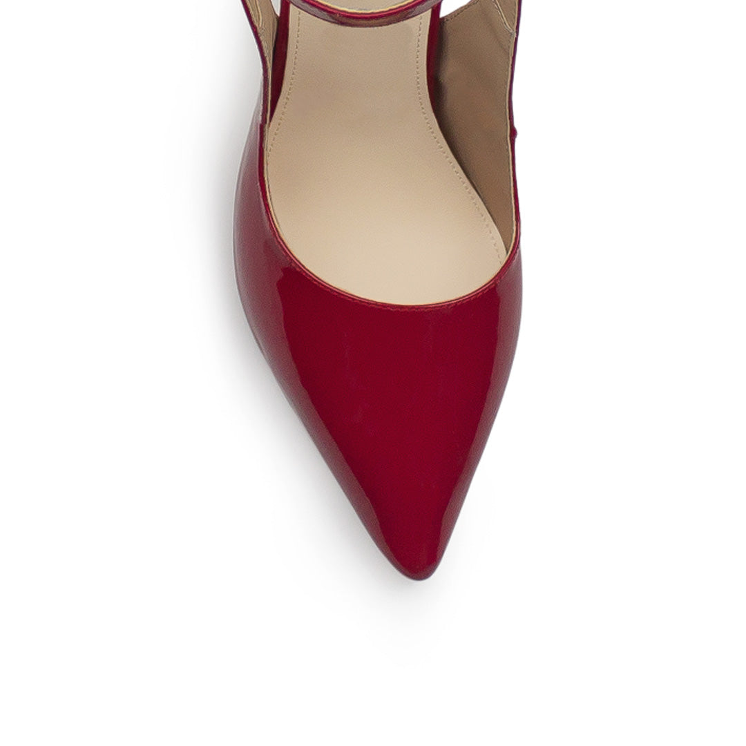 Vista de material charol en zapatilla tipo stiletto con tacón alto de 11cm en color rojo