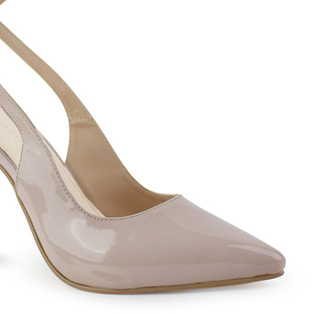 Vista a detalle de zapatilla para mujer tipo stiletto con pulsera y tacón delgado de11cm en color maquillaje 