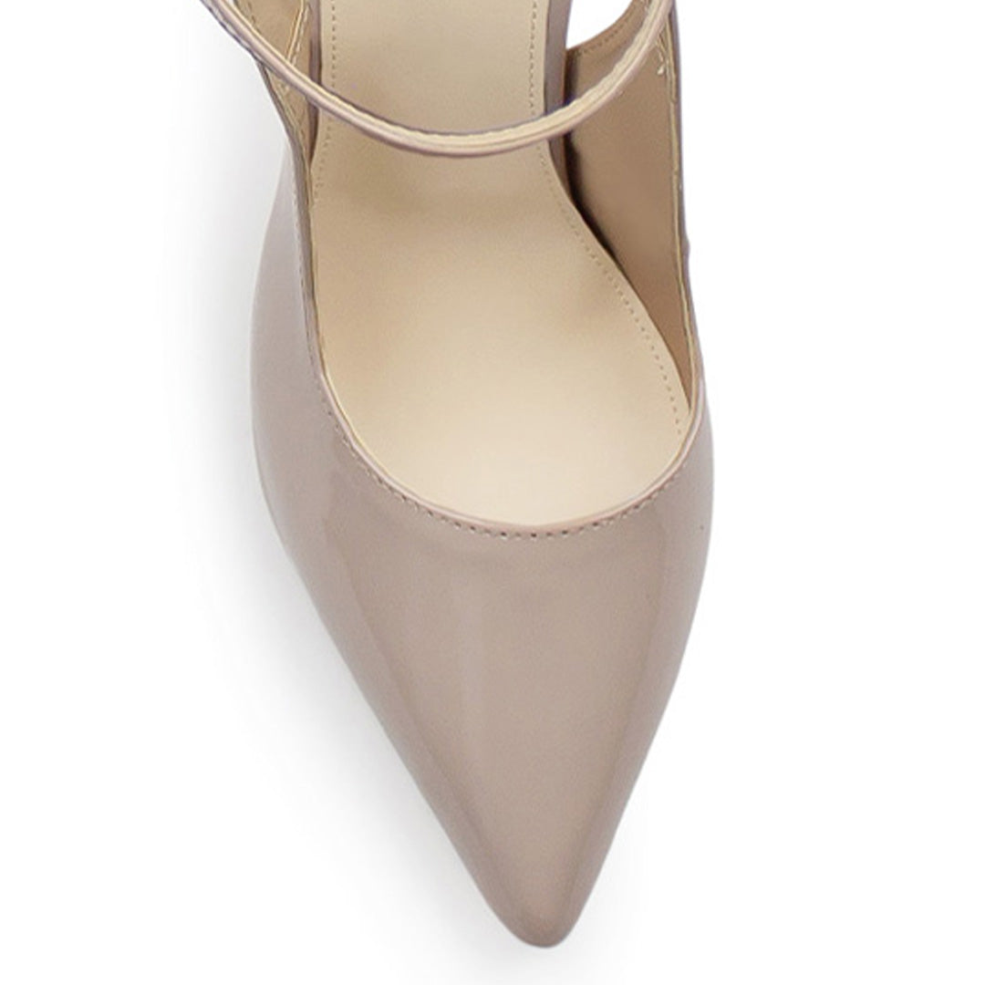 Vista de material charol en zapatilla tipo stiletto con tacón alto de 11cm en color maquillaje 