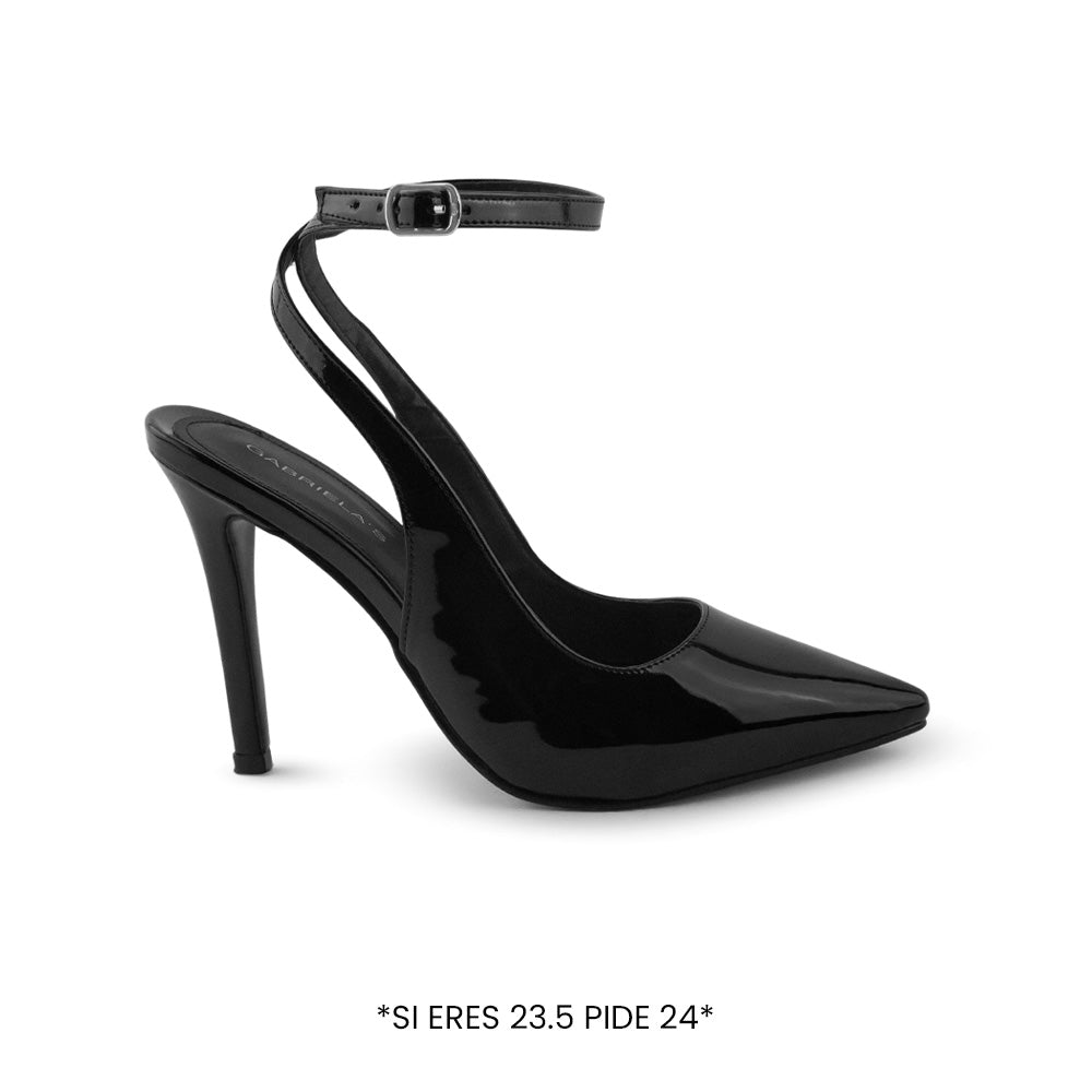 Vista lateral de zapatilla negra con pulsera y tacón delgado alto de 11cm tipo stiletto para mujer