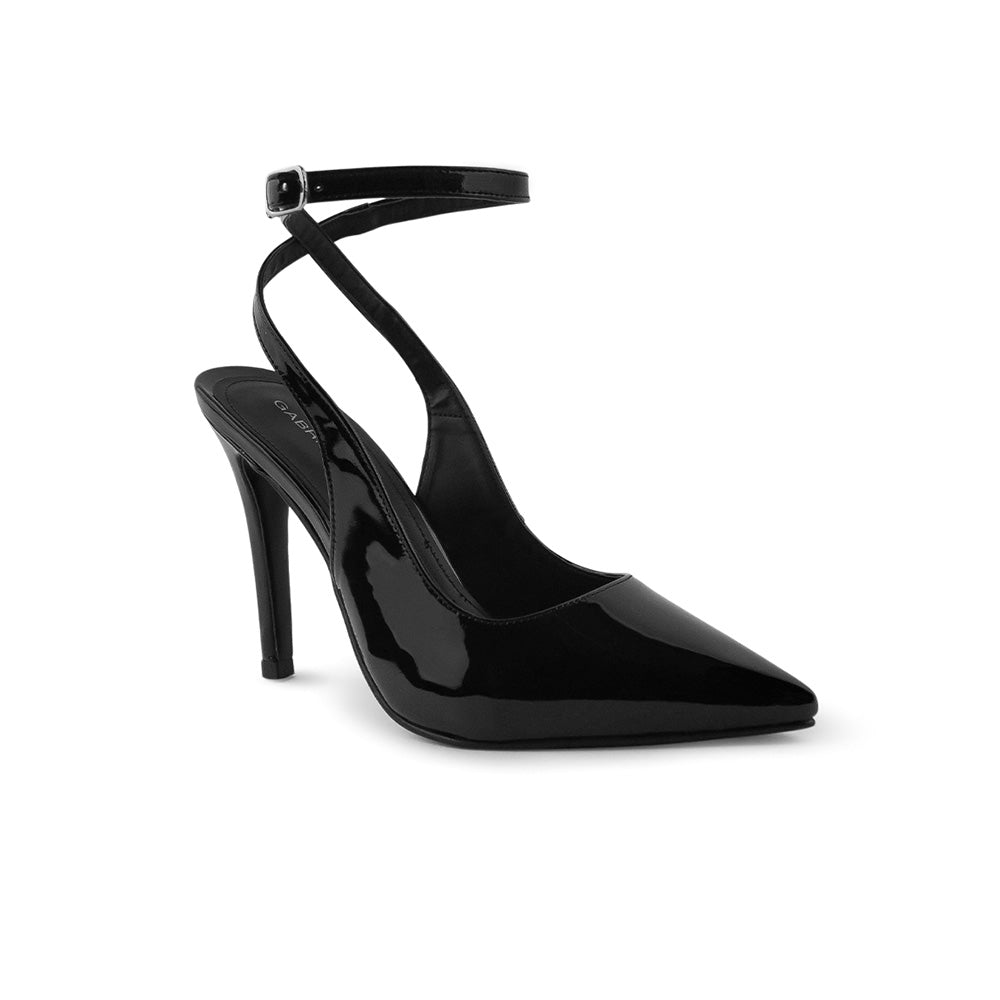 Vista diagonal de zapatilla negra con pulsera  y tacón delgado alto de 11cm 