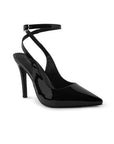 Vista diagonal de zapatilla negra con pulsera  y tacón delgado alto de 11cm 