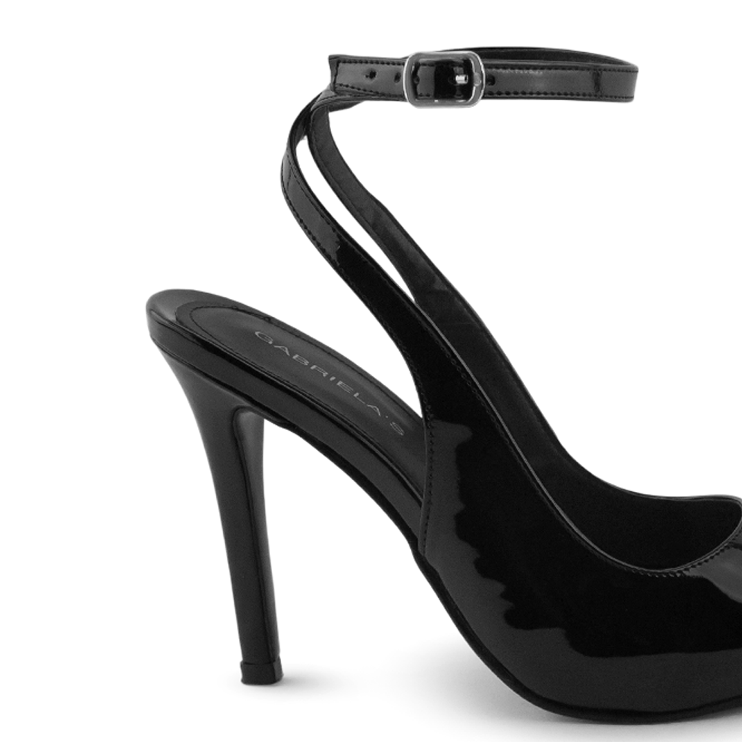 Vista trasera de tacón alto delgado de 11cm en zapatilla negra para mujer con pulsera 
