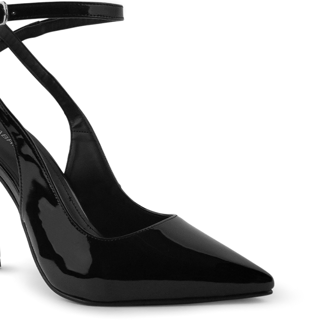 Vista a detalle de zapatilla para mujer tipo stiletto con pulsera y tacón delgado de11cm en color negro