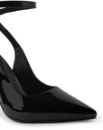 Vista a detalle de zapatilla para mujer tipo stiletto con pulsera y tacón delgado de11cm en color negro