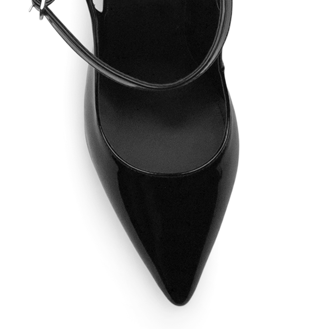 Vista de material charol en zapatilla tipo stiletto con tacón alto de 11cm en color negro