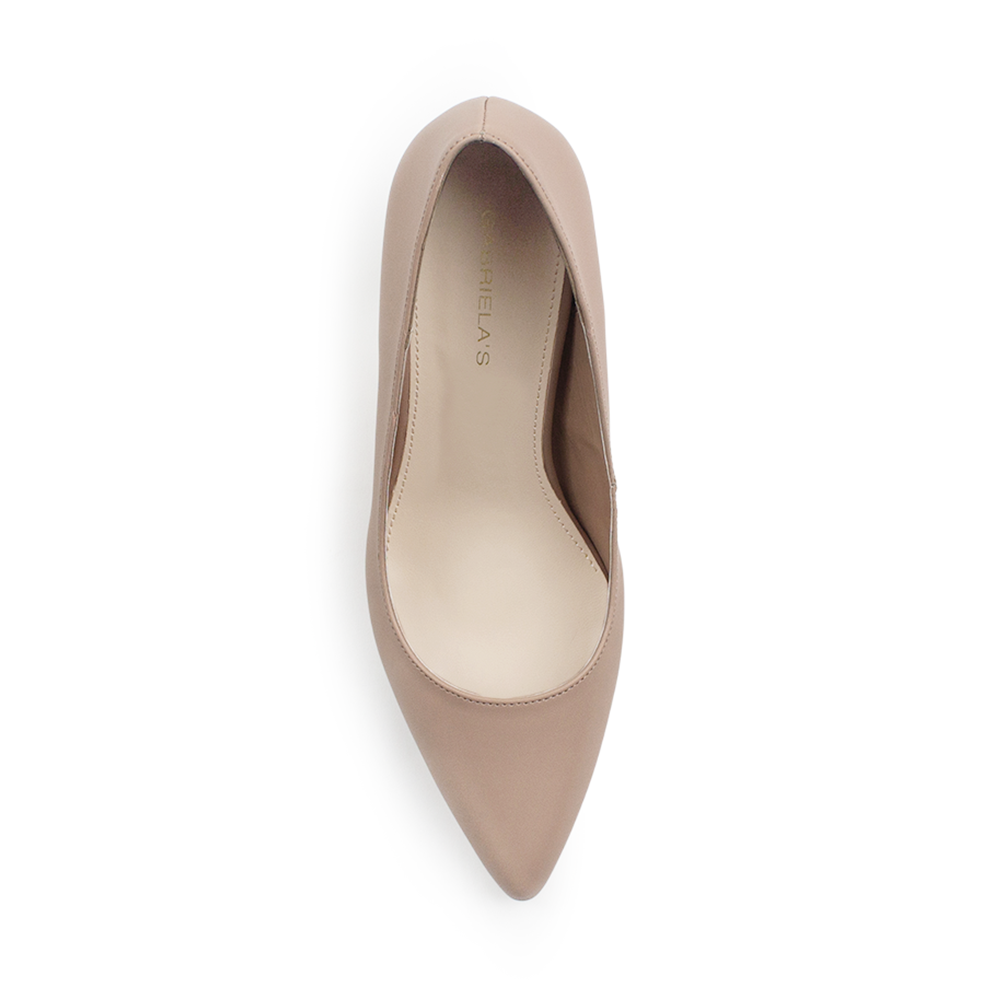 Vista superior de zapatilla para mujer con punta fina formal en color maquillaje