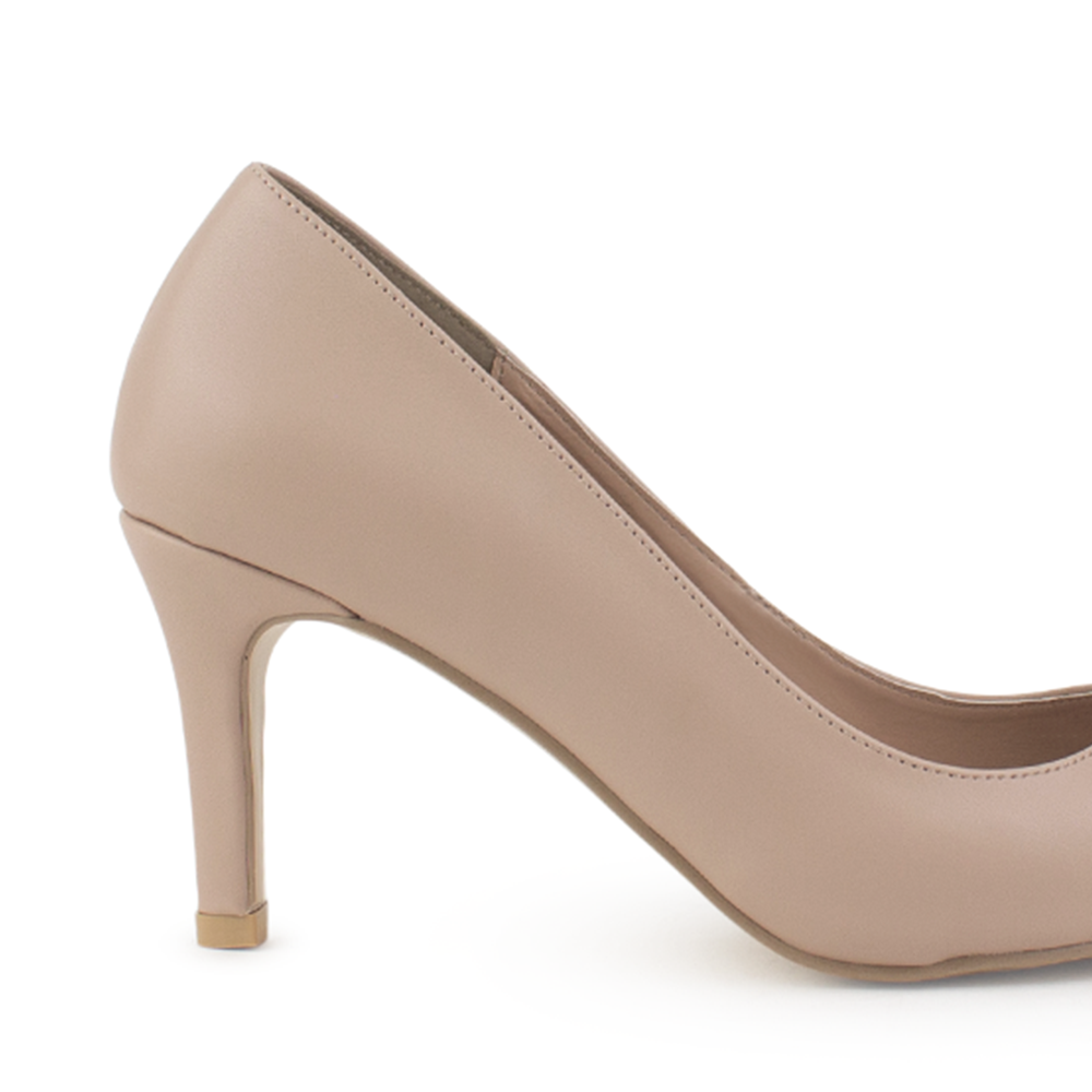 Vista trasera de tacón delgado en zapatilla para mujer tipo stiletto con punta fina en color maquillaje
