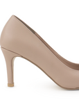 Vista trasera de tacón delgado en zapatilla para mujer tipo stiletto con punta fina en color maquillaje