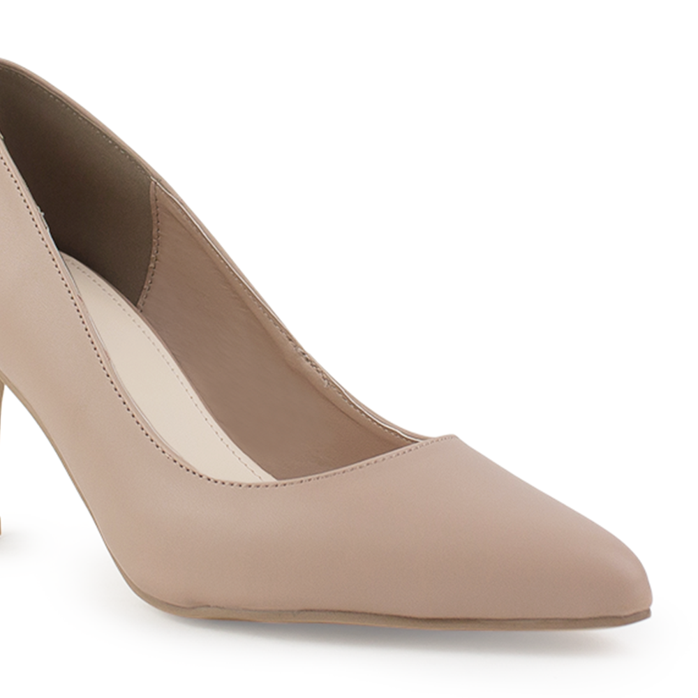 Vista a detalle de zapatilla maquillaje para mujer con punta fina y tacón delgado tipo stiletto