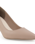 Vista a detalle de zapatilla maquillaje para mujer con punta fina y tacón delgado tipo stiletto