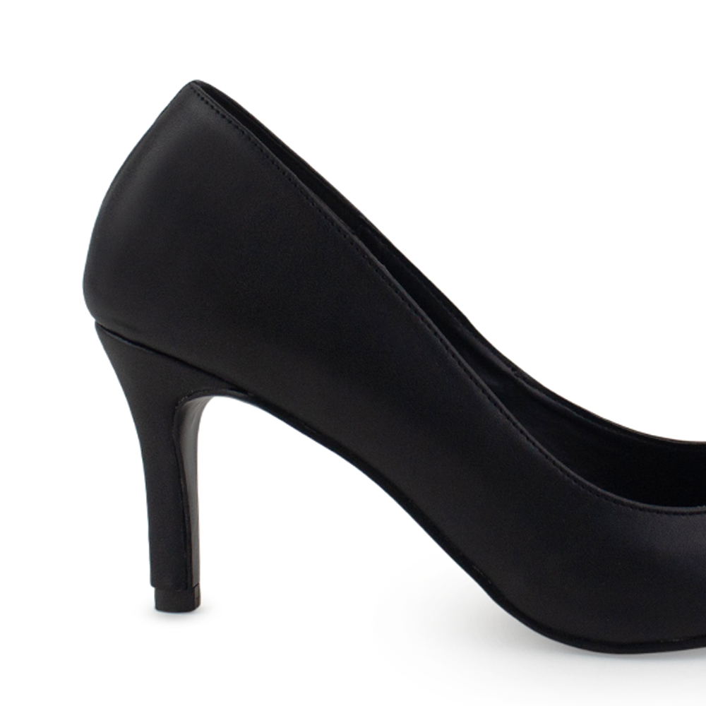 Vista trasera de tacón delgado en zapatilla para mujer tipo stiletto con punta fina en color negro